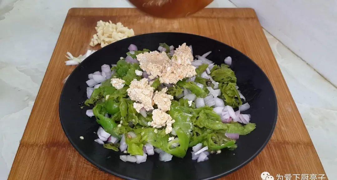 鸭蛋辣椒|鸭蛋辣椒别炒着吃了，锅里一扔，做出创意凉拌菜，吃一次就爱上了