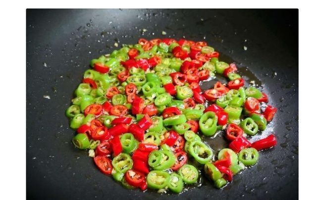 秋天，吃猪肉不如吃它，营养价值更高，堪称饭桌上的“下饭神器”