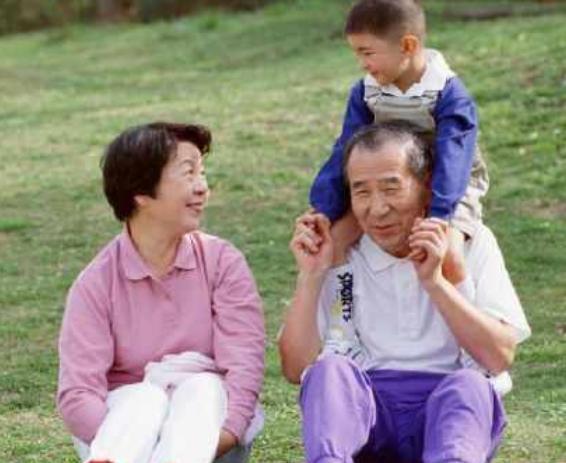 老人家|“保暖爷爷”带娃走红,孩子全身被裹得像企鹅,网友:还能走路?