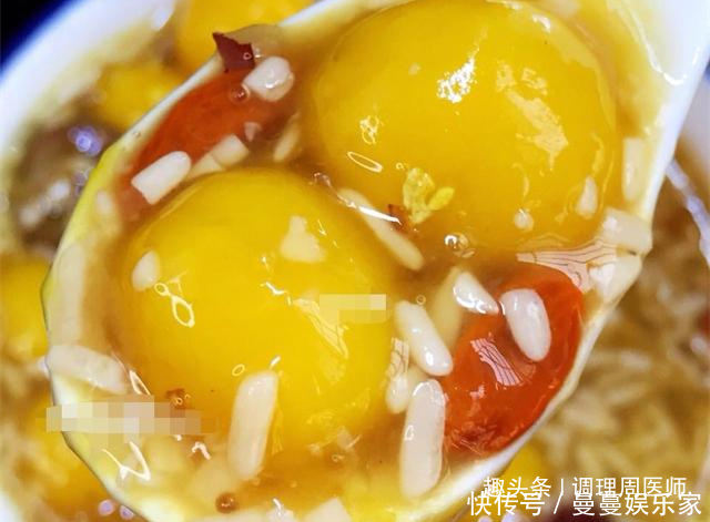 它是“天然补血汤”，一点不比阿胶差，女人常吃，秒变冻龄女神