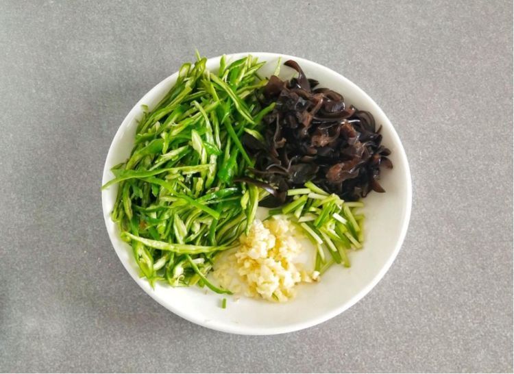 家常猪肉青椒盖饭，自己做一点也不难，饭菜一锅出