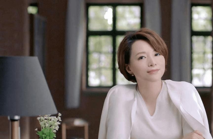 董卿素颜接孩子，却意外暴露贵族学校，网友：一年学费近20万