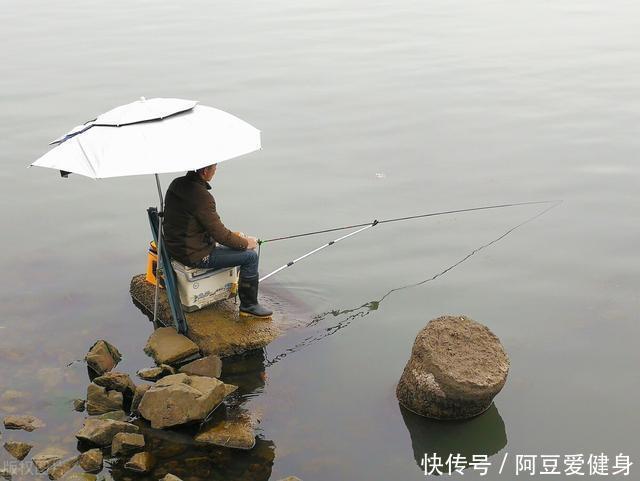 70岁的大爷,钓鱼也许是幌子,人家玩的是装备,件件价值不菲