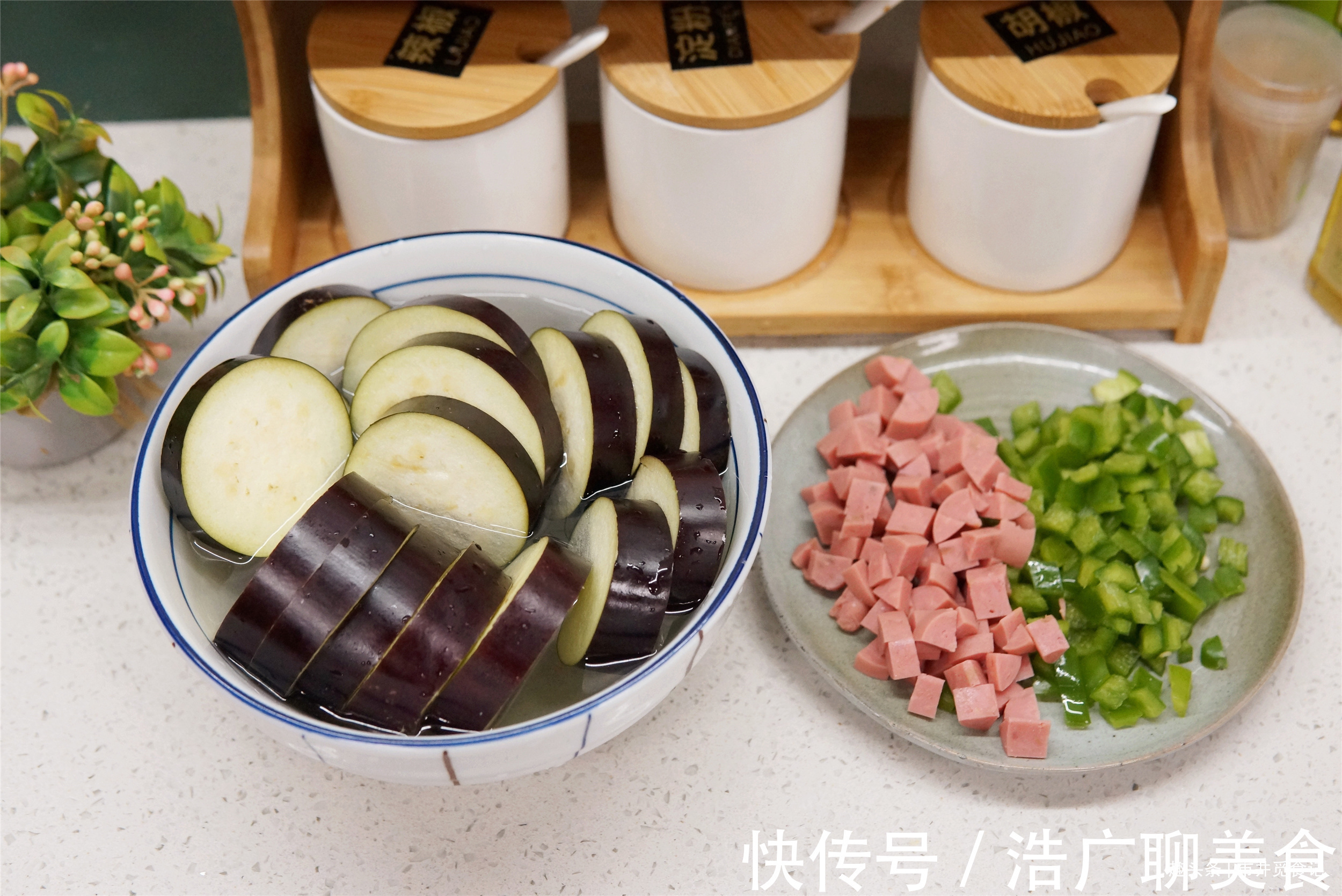 夏天|夏天，我家爱吃的“茄子饼”，简单省事，早餐能吃五六块，真香呀
