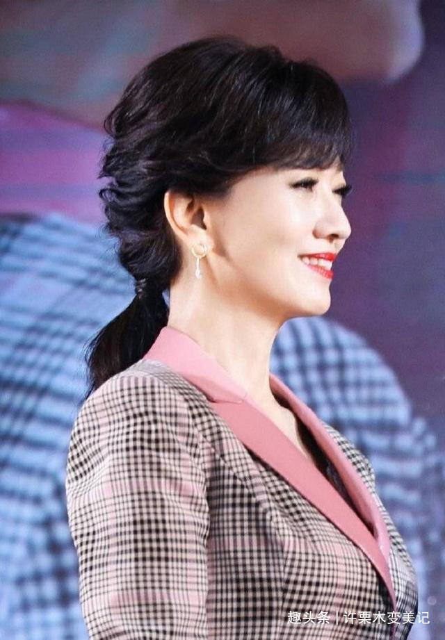 丸子头 50岁女人别再留齐刘海了,今年流行5种“发型”,显脸小不挑人