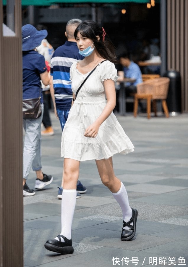 |搞笑GIF:虽然不知道小姐姐在讲什么,但你的笑容很甜啊