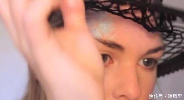 女孩为追求时尚,竟用渔网袜来化妆,取下丝袜后效果令人惊艳