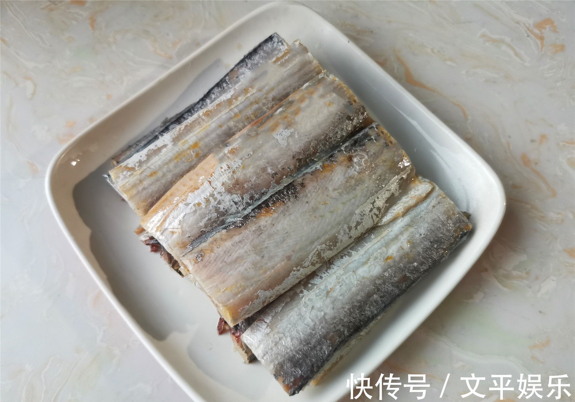 金黄|干炸带鱼的家常做法,简单实用,带鱼金黄酥香,吃的鱼刺都不剩