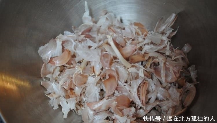 大蒜皮别扔,扔它就等于在撒钱,留下来的作用超乎你的想象