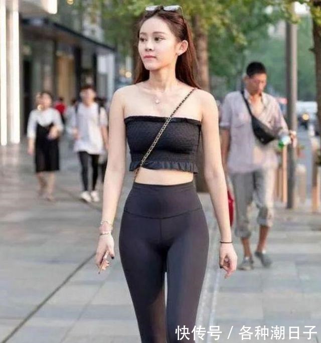 短发 黑色背心搭配白色裙子,柔美动人,时尚潮流!