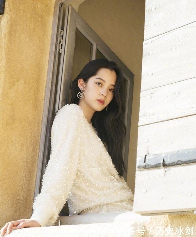 郭碧婷|“羊毛卷”就要过时了,“漫画卷”才是今冬最火发型,减龄显脸小