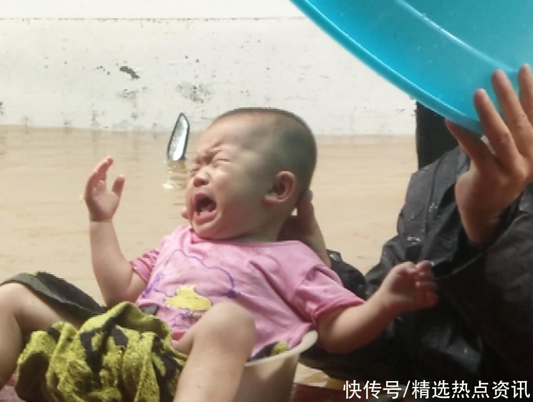 暴雨|好温暖！暴雨中的这把“脸盆伞”