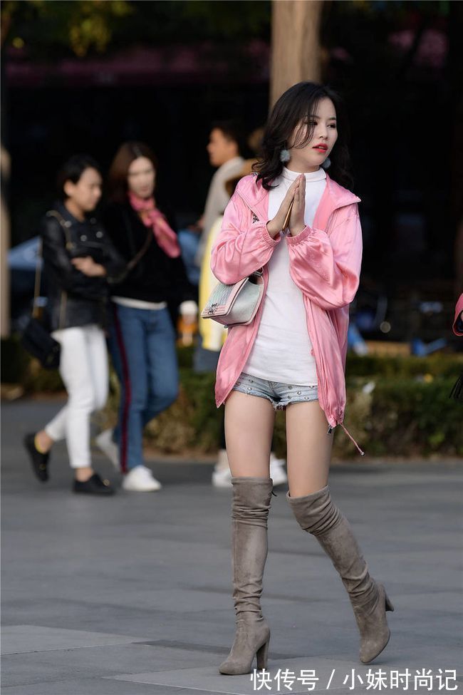 穿搭|毛边牛仔短裤,搭配粗跟过膝长靴,是时尚穿搭呀