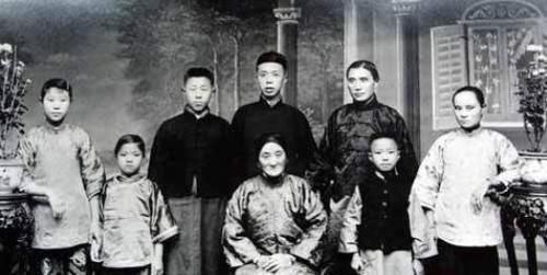 |岑参很轻松一首诗,言语幽默,以小见大宛如一幅风俗画,很有意思