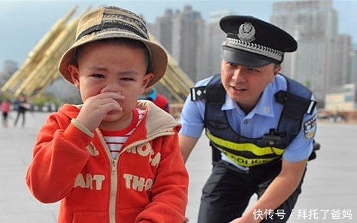 萌娃逛超市，为防止跑丢系一个气球很是显眼，网友：防走失好办法