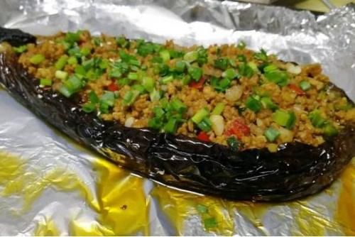 每天精选不同菜肴给大家,摆放好辣子鸡丁,生活需要的是一日三餐吃好