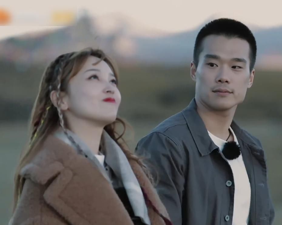 表情|金莎与耿斯汉再约会，但她爸爸的表情有深意：是我本人没错了！