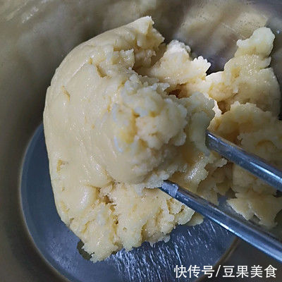 搅拌均匀|简单易做的零失败的核桃酥，让人吃了还想吃