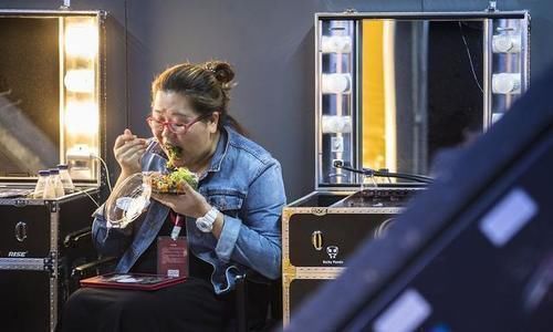 过度肥胖|致减肥人士:吃晚餐时记住“4句话”,体重或能慢慢往下降