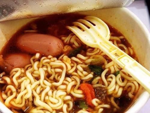 桶装|方便面桶装比袋装贵3块,获知贵到哪里后,我宁可买桶装的面