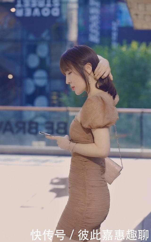 简约的咖色修身裙配泡沫袖,纯净可爱,优雅优雅