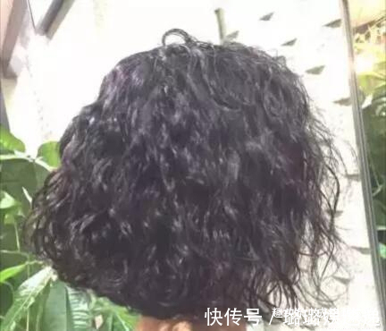 满头 50岁女人烫发最好避开这三种发型，老气更没气质，而且还不好打理