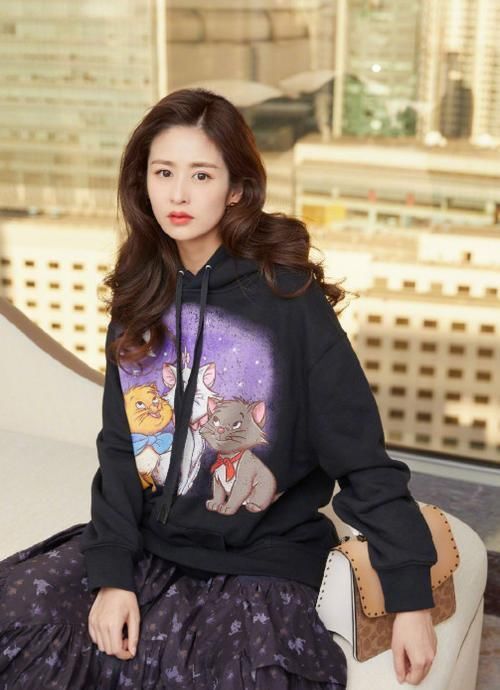  服装|街拍：短发美女颜值佳身材好，穿上吊带裙，这么美想不吸睛都难