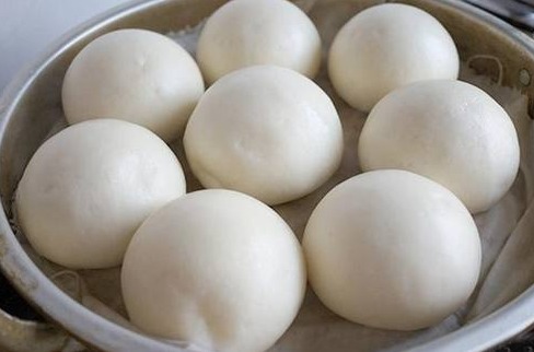 发面时，别只会加酵母，再加这2样，半小时发满盆，个个暄软蓬松