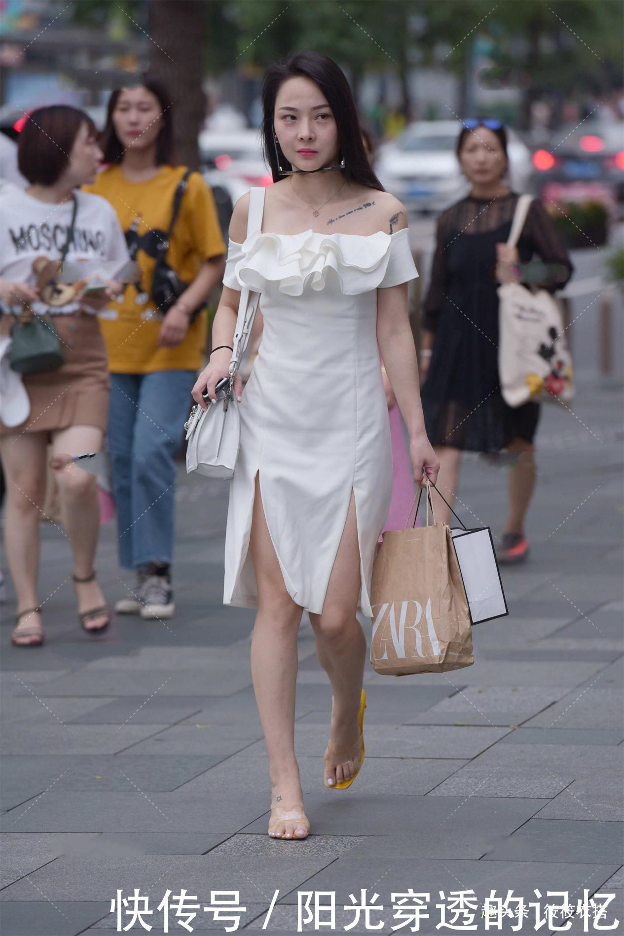 一字肩白色修身连衣裙，大方优雅，显清纯气质