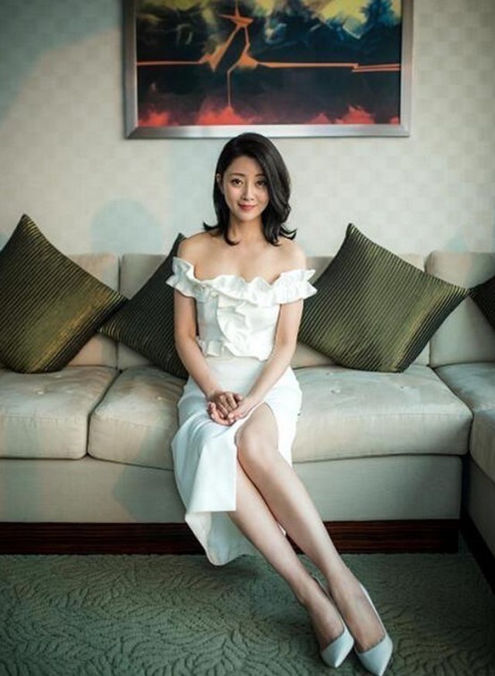 减龄 女人过了40就放弃“黑长直”吧!换上这5种发型,从阿姨变回姐姐