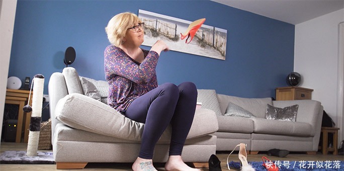 女子拥有一双32厘米的大脚，从来没穿过女鞋，只有一次在婚礼