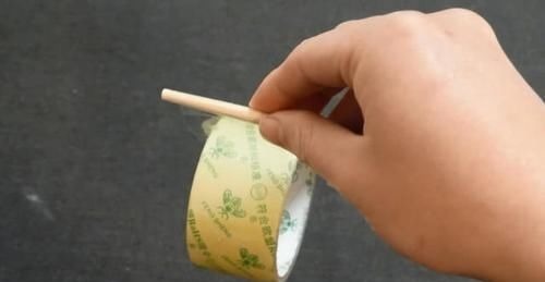 赶紧在筷子上粘透明胶带,后悔现在才知道,解决了家里的大烦恼