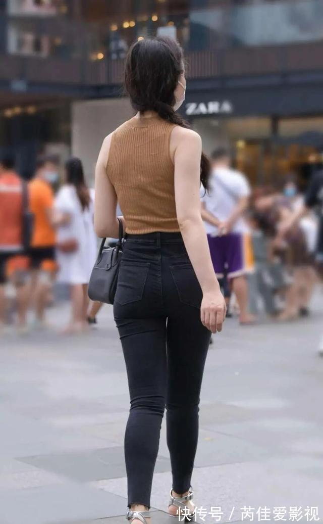 包臀裤 黄色V领长袖上衣搭配浅蓝色打底裤,简单搭配,休闲时尚