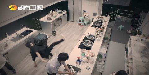 龚俊录《中餐厅》摔倒惹争议，苏有朋张亮也曾因此受伤