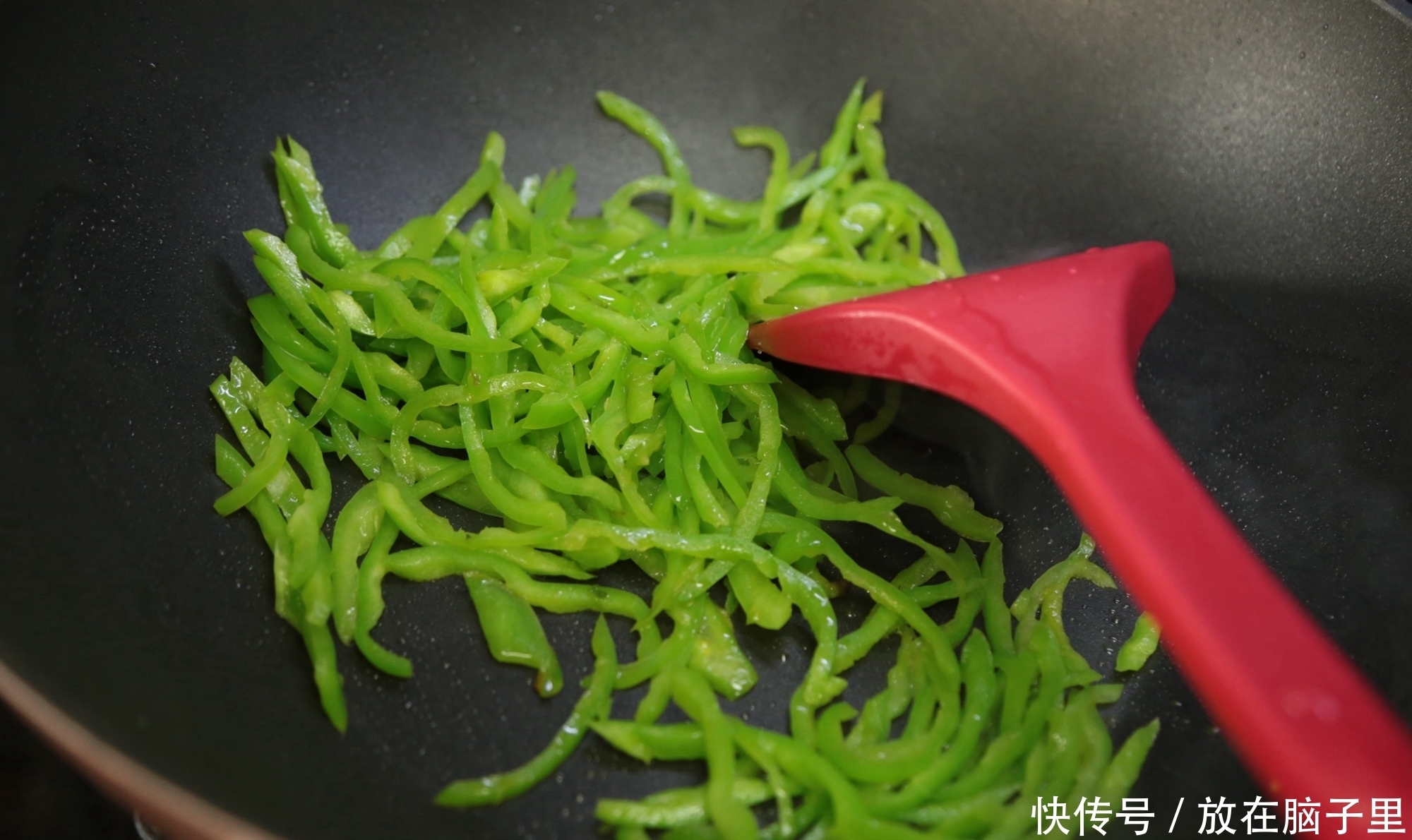 青椒炒肉丝,到底先炒肉还是青椒?分享一下跟大厨学来的方法