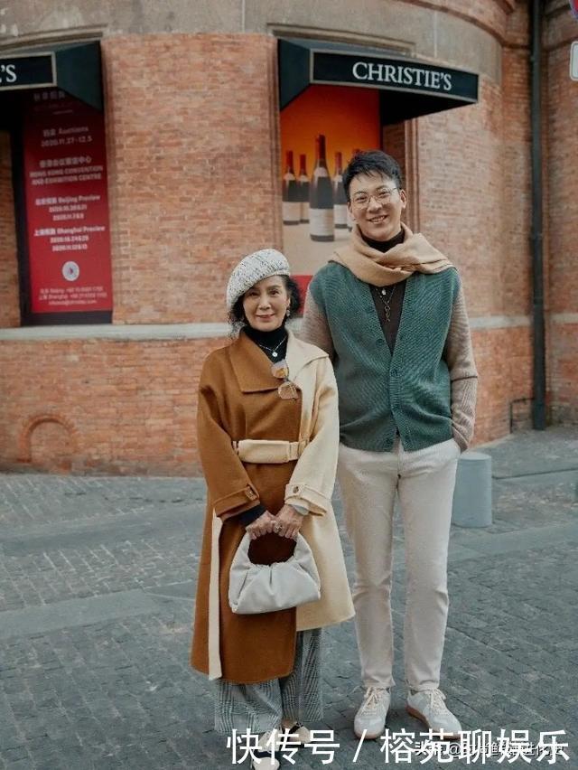 60岁“大妈”时髦火了！穿衣简单又舒服，优雅自信气质不输年龄