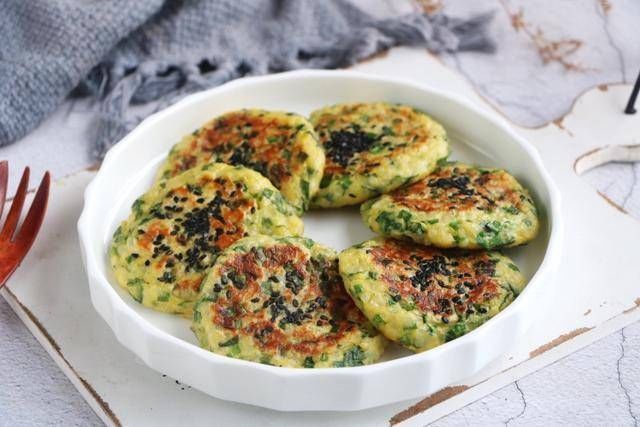 米饭鸡蛋饼|韭菜鸡蛋新吃法,比韭菜盒子简单,比煎饼好吃,早餐连吃3天不腻