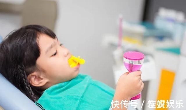 龋齿|4岁男孩牙齿几乎全黑6岁前,不要让孩子自己刷牙!