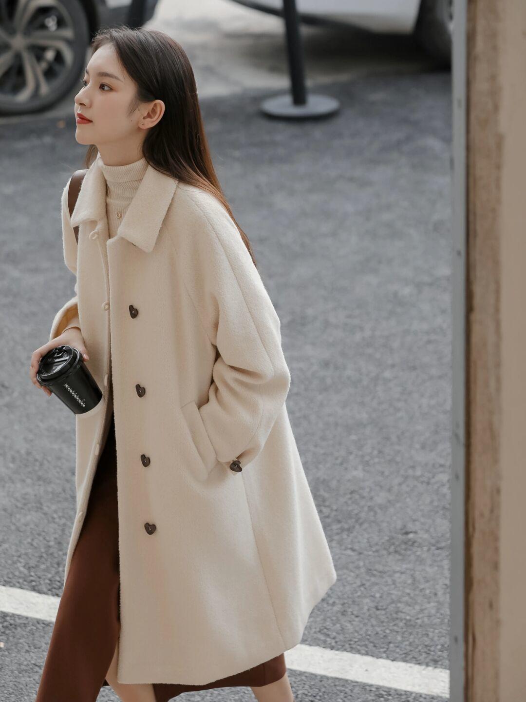 羽绒服|周末出去约会怎么穿得保暖又好看!不如试一试蕾丝花边羽绒服+格子半身裙