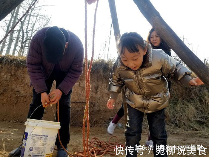 小棉袄回村看望父母，父母高兴地从“土冰箱”拿出姑娘儿时的美味