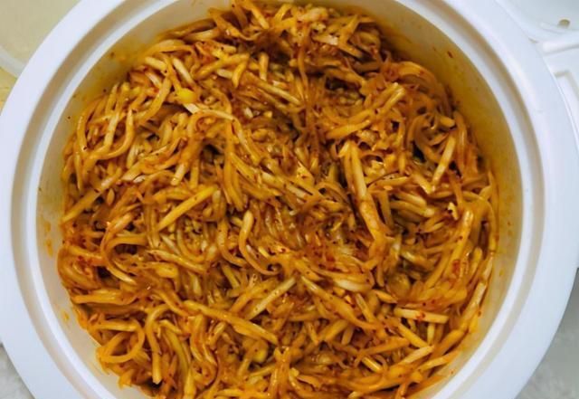  喜欢|腌芥菜时，别只会放盐，多加3招，芥菜丝脆爽入味，比辣白菜好吃