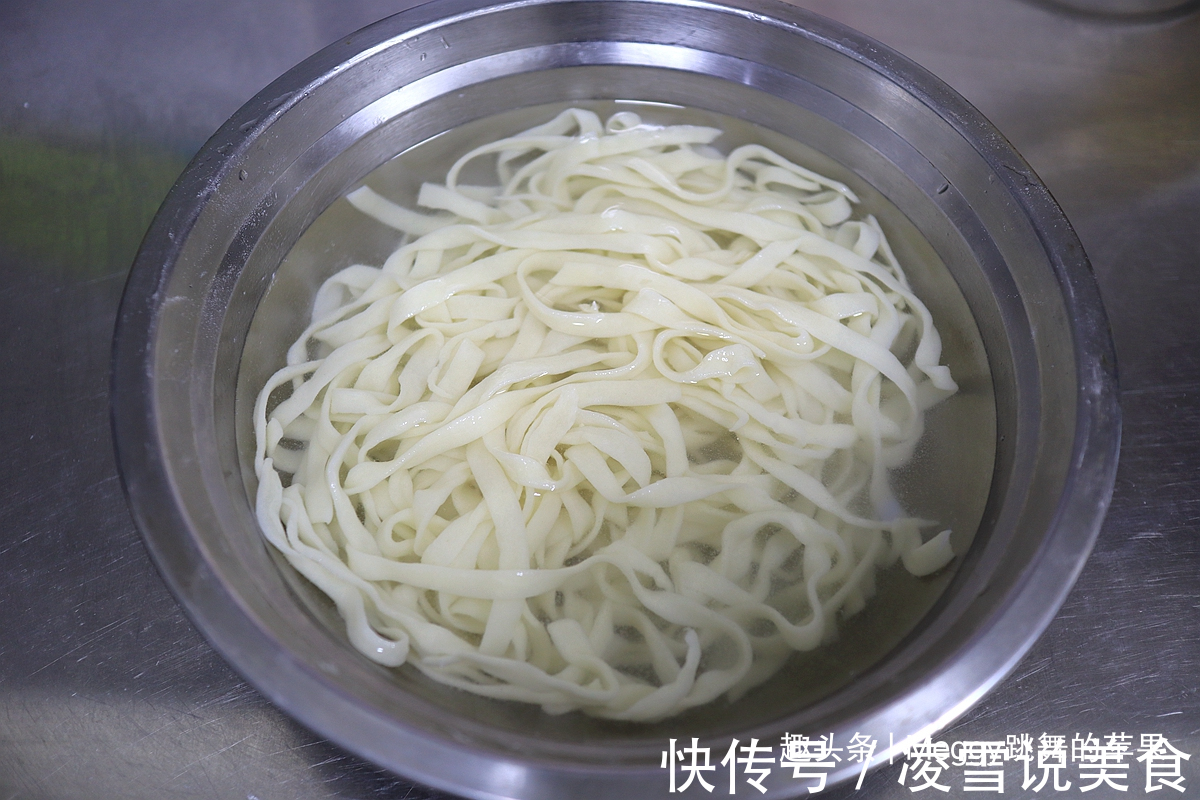 早餐就爱吃碗羊肉拌面，不到10分钟吃上了，解馋补元气真带劲
