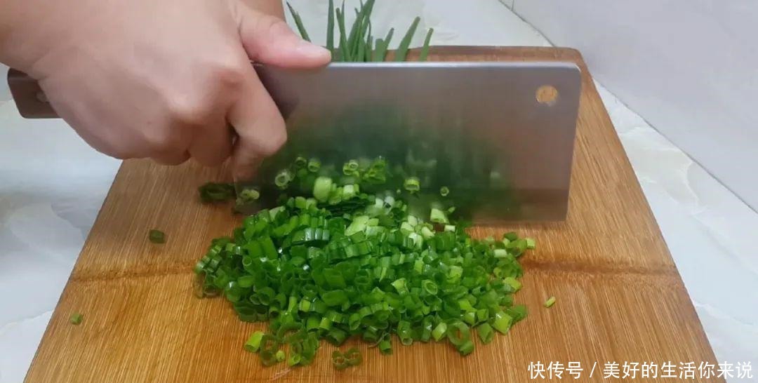 烙饼|烙饼以后就这样做,加1把葱花,张张柔软又筋道,学会天天不起早