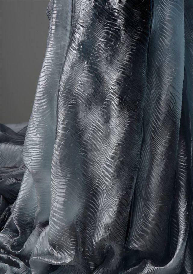 时装秀|艺术家用500斤玻璃做出重磅婚纱，惊艳时装秀，网友吐槽透明的怎么穿