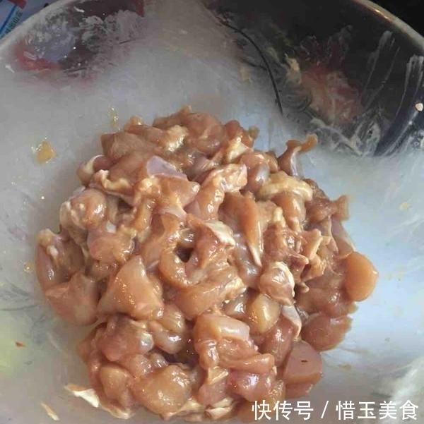 特色美食宫保鸡丁，香辣而味浓，堪称川菜中的经典之作
