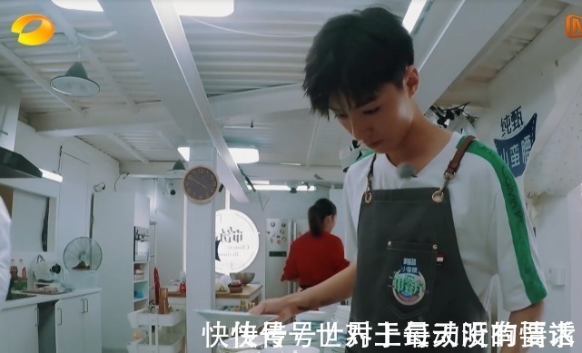 《中餐厅》卫生再次被质疑,看到他们厨房真正卫生情况,网友炸锅