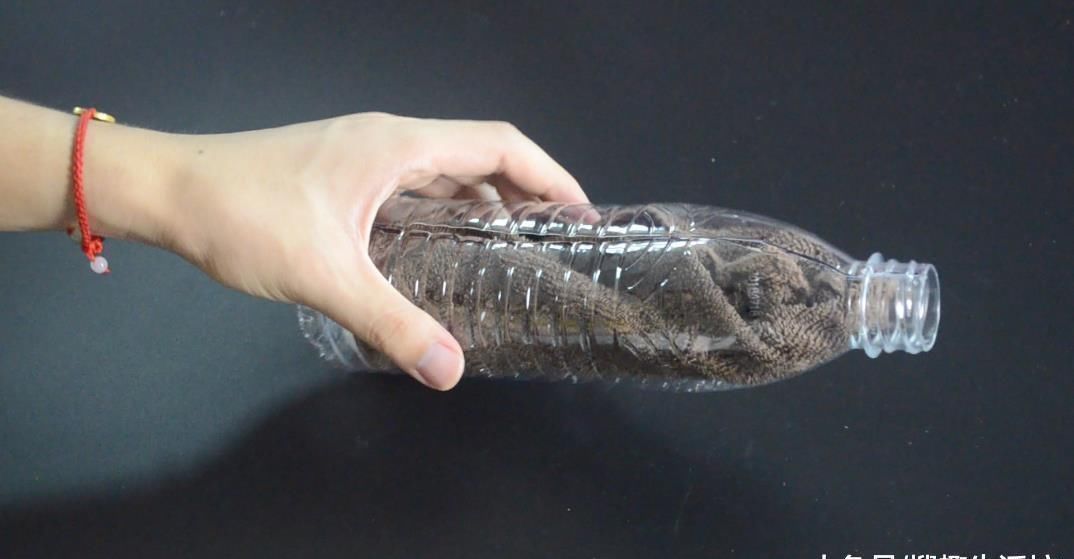 把毛巾塞进矿泉水瓶, 解决了一大堆人出游遇到的难题, 赶紧试一试