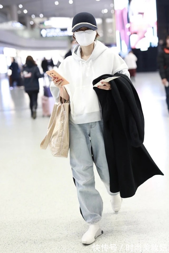 时尚|马伊琍单身后越来越会穿了,紫色卫衣配卫裤时尚减龄,哪像45岁