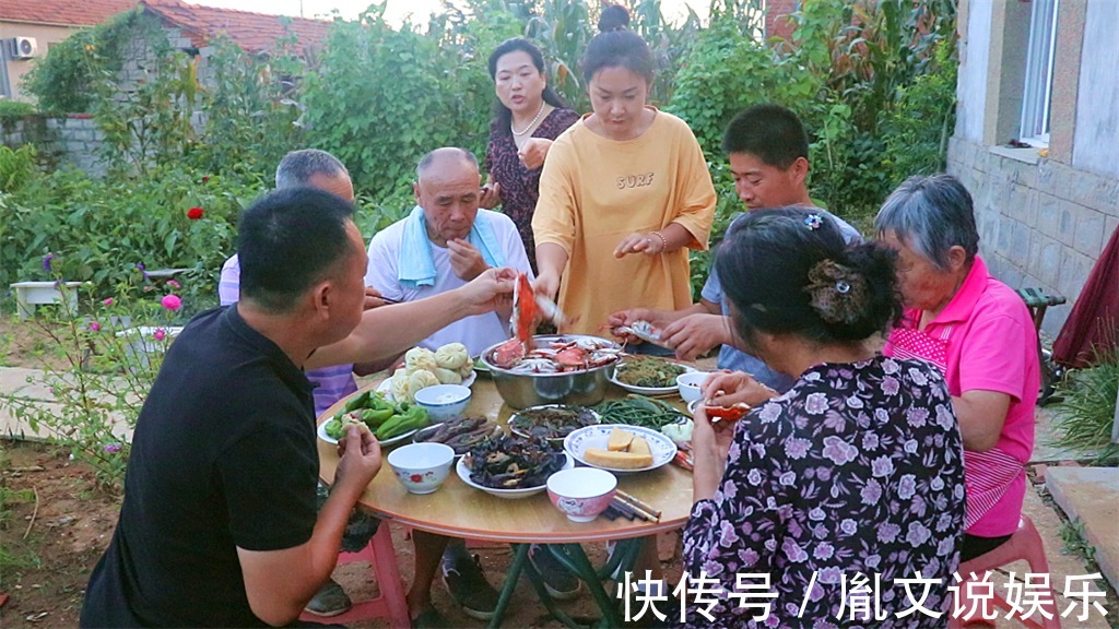 东北人最爱吃蒸野菜包子,放点猪油渣,出锅满院子飘香,吃的过瘾