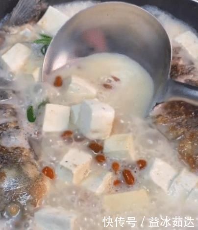 想喝鲫鱼汤却不会做?教你一招,汤汁奶白无腥味,味浓营养高!